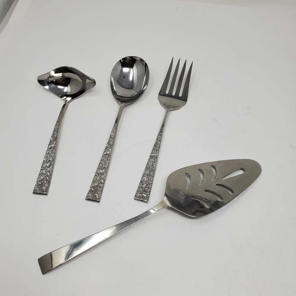 Cosmos Fresco Stainless flatware serving set of 4 In Excellent condition
